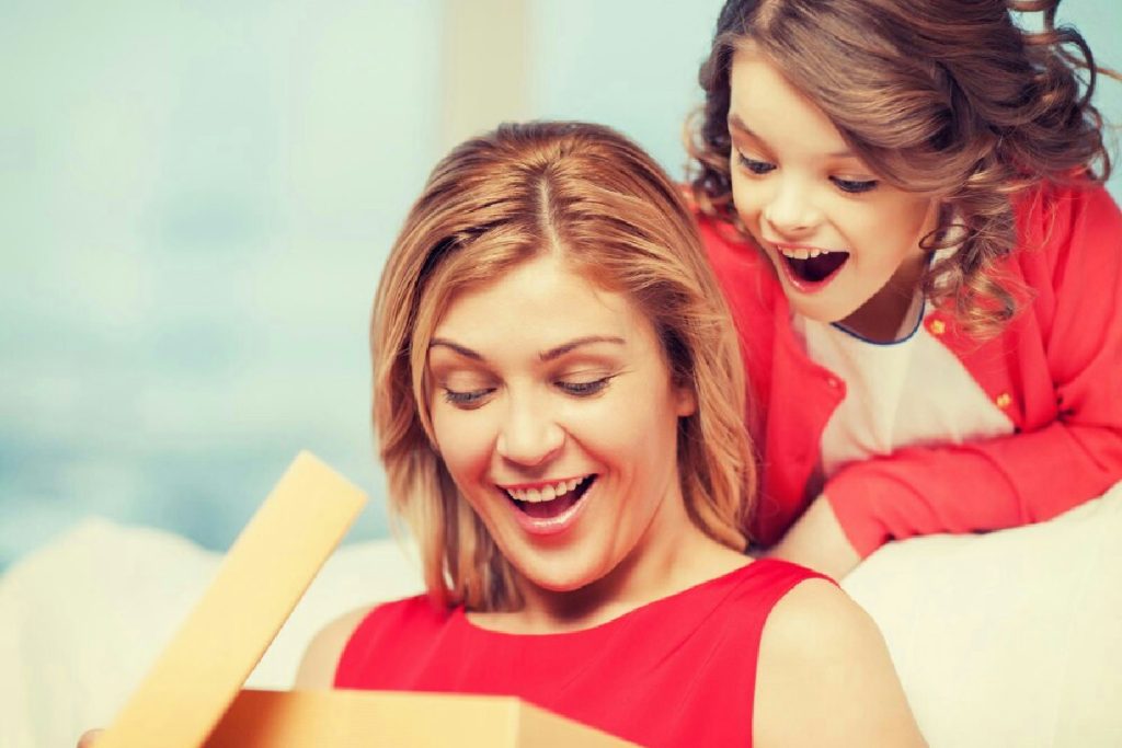 Bonus mamme 2025, lavoratrici con due figli: come ottenere 480 euro e le date da non dimenticare