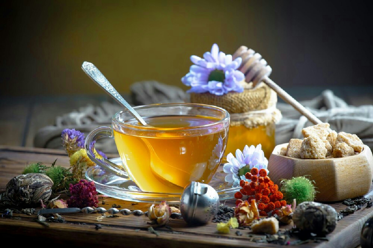 Le erbe che aiutano a dormire meglio: tisane e rimedi naturali contro stress e insonnia