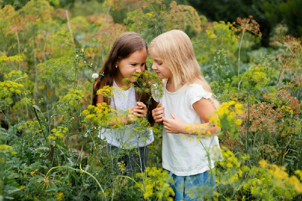 Giocare tra alberi e fiori: perché la natura è la migliore maestra per i bambini di ogni età