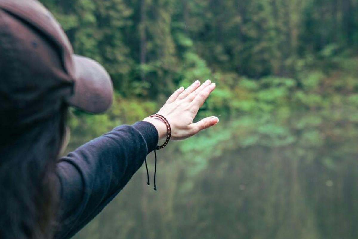 Gli italiani riscoprono boschi, laghi e sentieri: ecco perché il ritorno alla natura fa rinascere