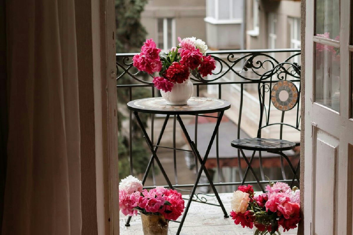 Balcone accogliente e funzionale tutto l’anno: idee pratiche per sfruttarlo anche d’inverno