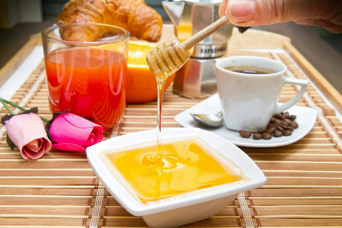 Bere bevande calde con miele: rischi per la salute da non sottovalutare in inverno