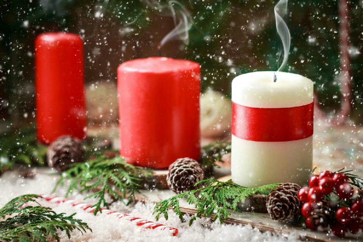 Come cambiano le feste scegliendo candele verdi e oro invece del rosso per portare fortuna in casa