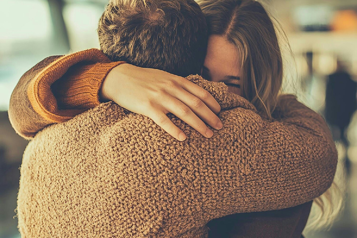 Come il corpo umano produce l’ossitocina, l’ormone che promuove l’equilibrio emozionale naturale