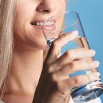 Cosa accade al corpo regolando l’assunzione di acqua: il legame poco noto con colesterolo e zuccheri