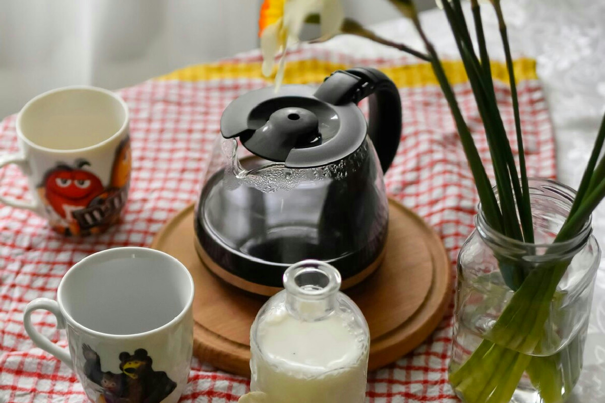 Cosa si nasconde davvero dentro una teiera trascurata e come un semplice gesto può evitarlo ogni volta