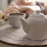 Cosa si nasconde davvero dentro una teiera trascurata e come un semplice gesto può evitarlo ogni volta