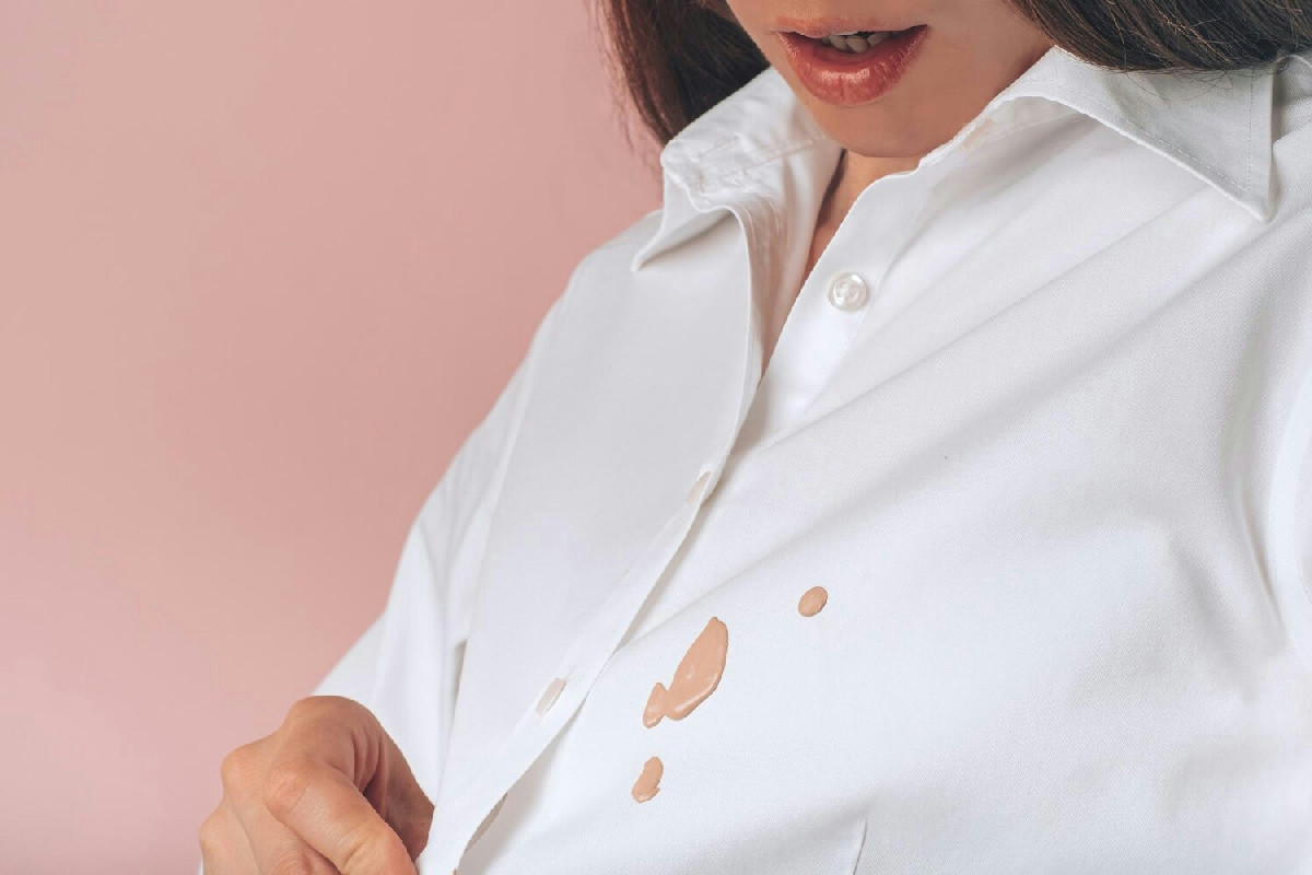 Ho eliminato ogni traccia di fondotinta dalla camicia, ottenendo un candore incredibile e inaspettato