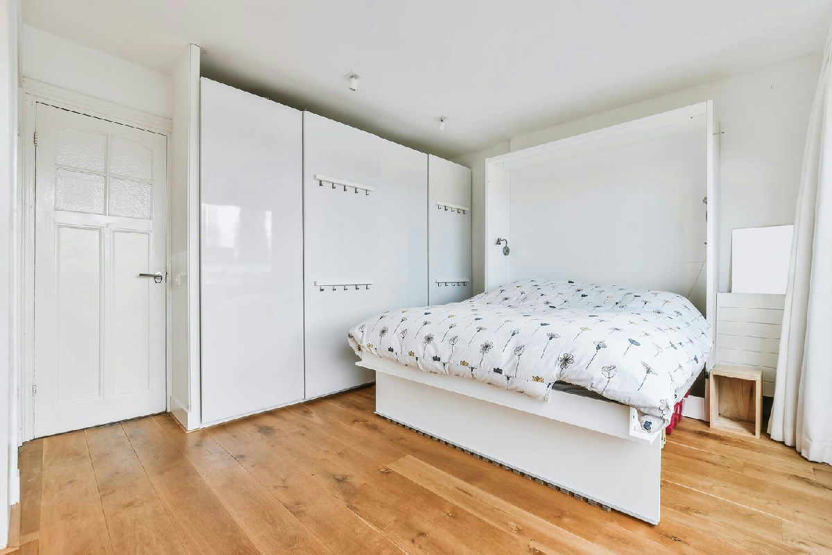 Letto a parete con divano integrato: idee funzionali per arredare spazi piccoli in modo sicuro