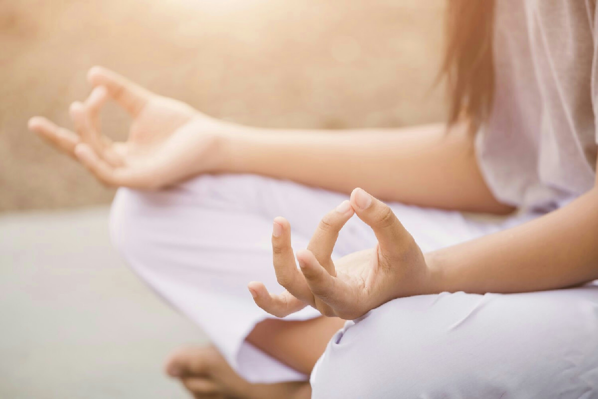 Meditazione in casa, riscopri il benessere: 5 pratiche facili per riportare armonia e calma