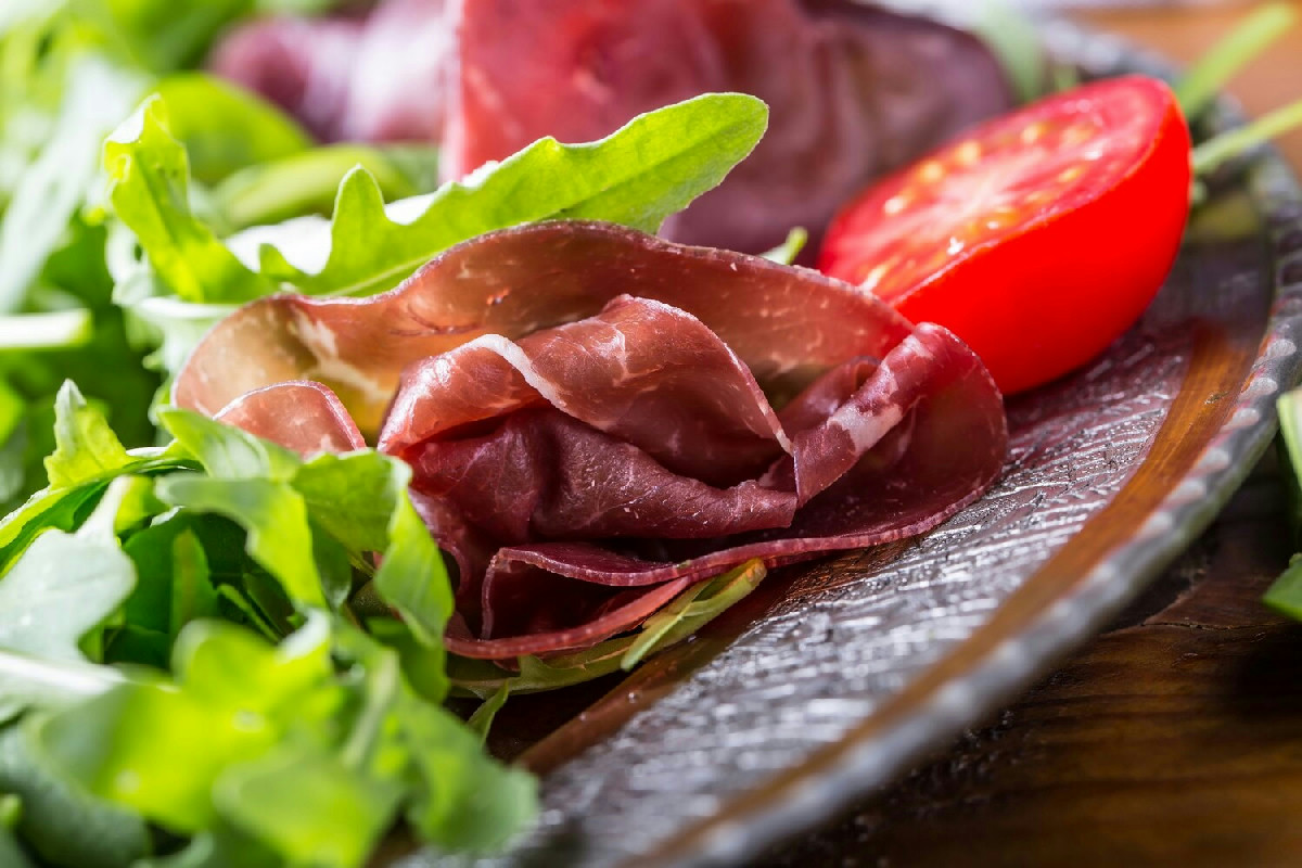 Perché la bresaola è più delicata di quanto pensi: dettagli fondamentali sulla sua preparazione