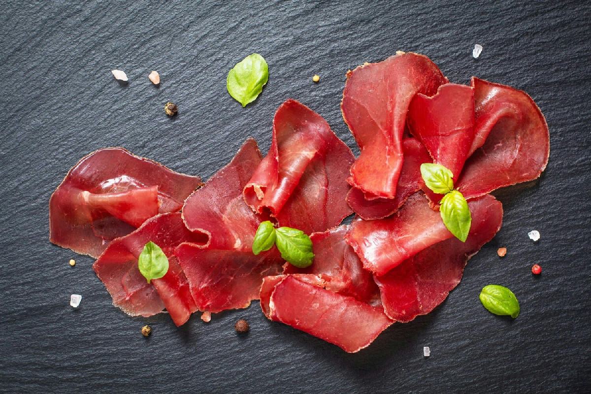 Perché la bresaola è più delicata di quanto pensi: dettagli fondamentali sulla sua preparazione