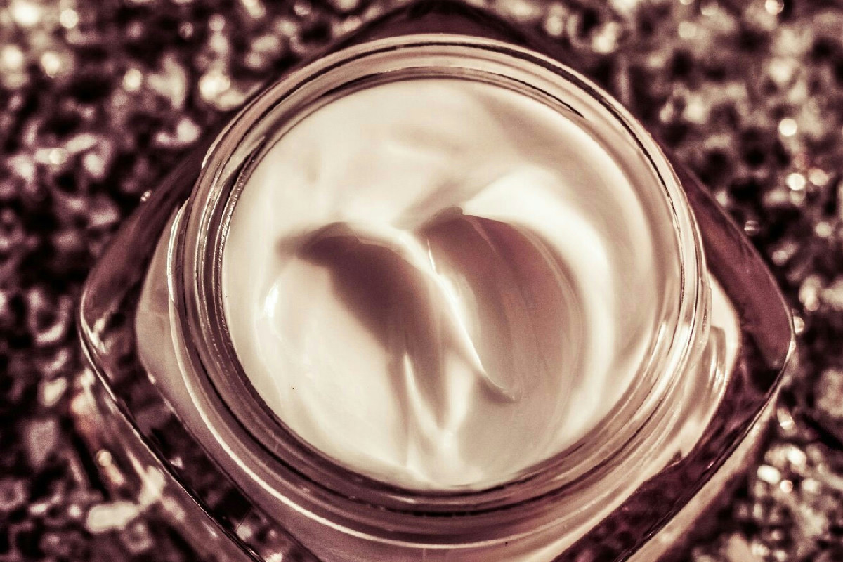 Trattamento intensivo per il décolleté: elimina macchie e rughe da tech neck con metodo esclusivo